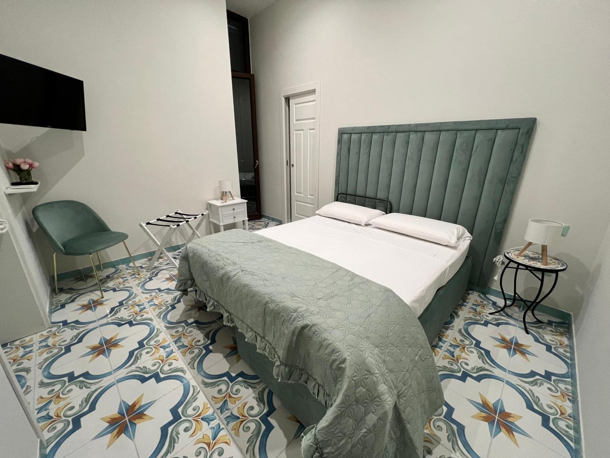 Zimmer mit Kingsize-Bett und Balkon